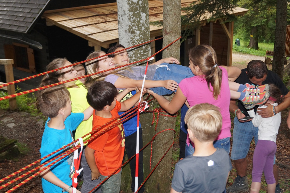 Kinder bei einem Niedrigseilelement