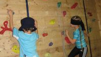 Kinder mit Augenbinde beim Bouldern