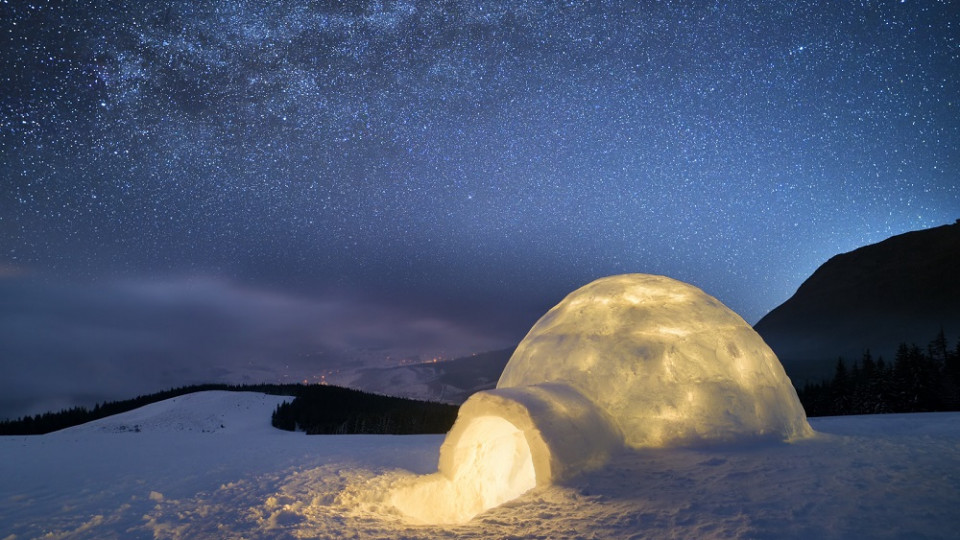 Iglu in einer sternenklaren Nacht