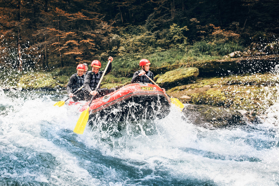 Rafting für Jugendliche beim Sommercamp im Nationalpark Gesäuse