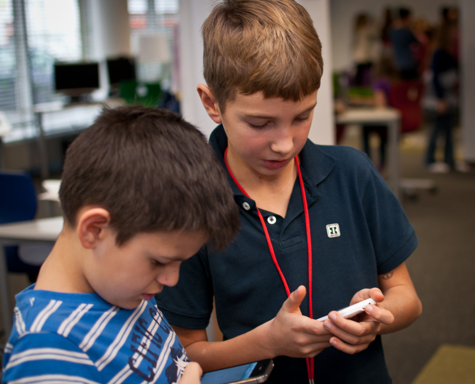 Kinder mit Smartphones